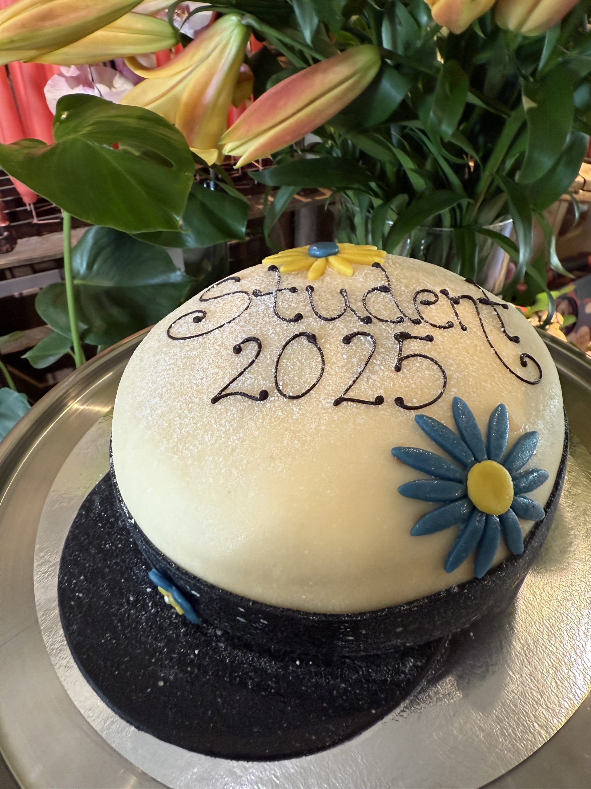 Cinnamonbun med frosting och jordgubbar