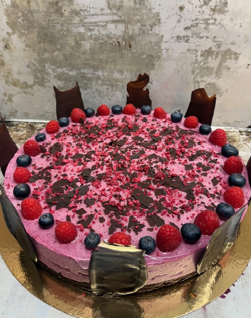 Cinnamonbun med frosting och jordgubbar